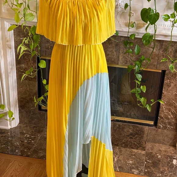 Asymmetrical yellow off shoulder dress - Picture 4 of 4